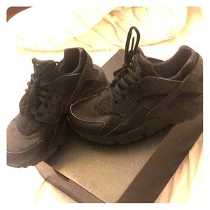 Black Nike Hauraches